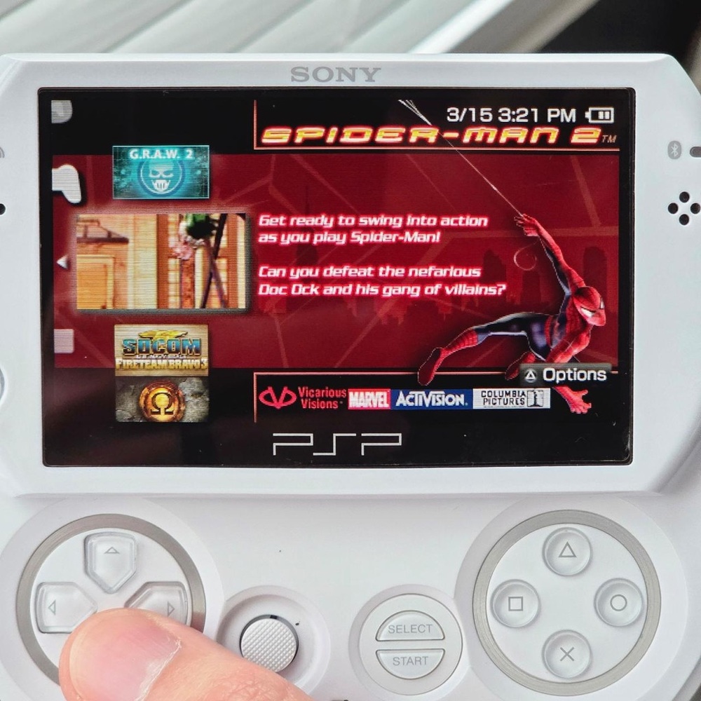 Sony PSP Go 16GB Pearl White - Picture 4 of 12